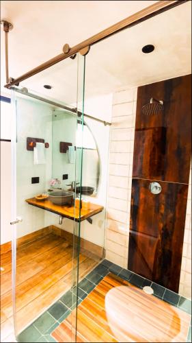 Un baño de Santuario Deluxe