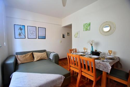 - un salon avec un canapé et une table dans l'établissement 50 m da Praia do Forte em Cabo Frio 2 quartos cozinha garagem wi fi para ate 8 pessoas!, à Cabo Frio