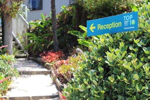 a blue top appreciation sign in a garden at Whatuwhiwhi TOP 10 Holiday Park in Tokerau Beach