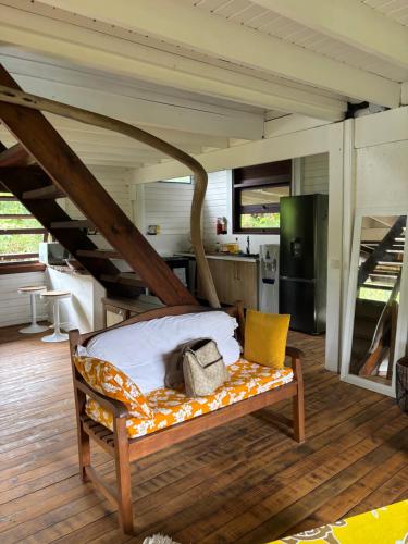 Zimmer mit einem Bett und einer Küche in der Unterkunft Great House BY Manaeva Lodge in Temae