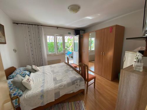 Apartments and rooms with parking space Rovinj - 23148
