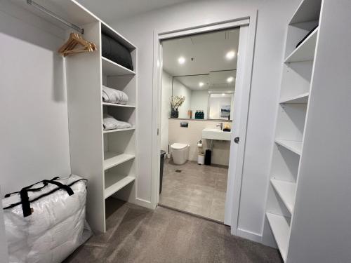 Ένα ή περισσότερα κρεβάτια σε δωμάτιο στο Midnight Luxe 2BR 2Bath Apartment 507 in the heart of Braddon L5 Views Pool Sauna Gym Wifi
