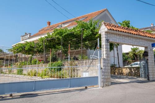 Apartments with parking space Crikvenica - 23289