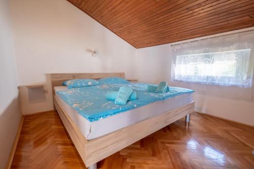 Apartments with parking space Crikvenica - 23289