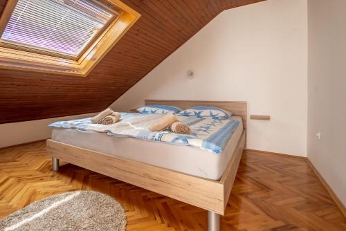 Apartments with parking space Crikvenica - 23289