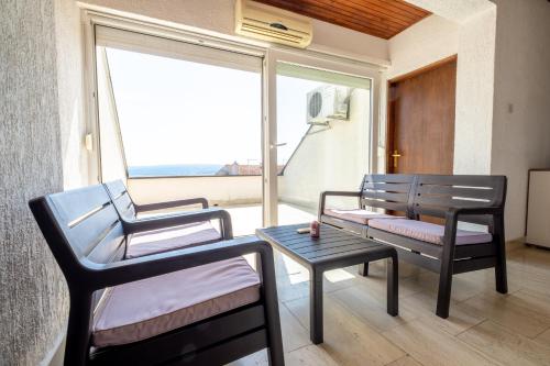 Apartments with parking space Crikvenica - 23289