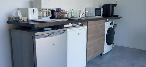 eine Küche mit einer Theke mit Geräten darauf in der Unterkunft Chambre avec terrasse privative et vue mer in Hanvec