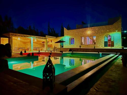 ein Haus mit Pool in der Nacht in der Unterkunft QUIET OASIS Luxury Stone Villa with Panoramic Views near Essaouira in Essaouira