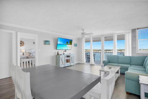 Μια τηλεόραση ή/και κέντρο ψυχαγωγίας στο Florida - Spacious Updated Waterfront Condo 2x2 Pool Dock