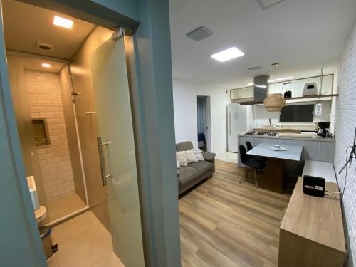 ein Wohnzimmer und eine Küche in einem kleinen Apartment in der Unterkunft Casa na Árvore in Salvador