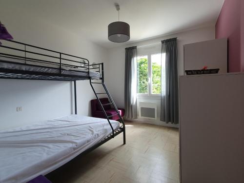 une chambre avec un lit superposé et une fenêtre dans l'établissement Maison plain-pied à 400m de la plage avec jardin, WiFi et garage - 3 étoiles Clévacances - FR-1-476-159, à La Faute-sur-Mer
