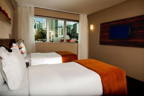 Cama ou camas em um quarto em BH Raja Hotel