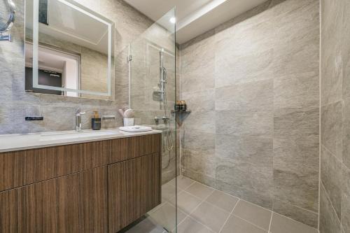 bagno con lavandino e doccia di Haeilri Pool&SPA Hotel a Seogwipo