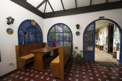 a room with a wooden table and blue doors at Hotel 1492 in San José