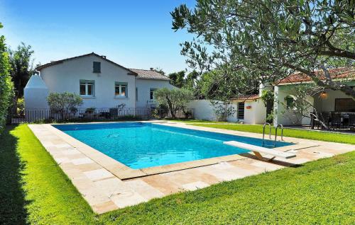 ein Schwimmbad in einem Hof neben einem Haus in der Unterkunft Villa Les Sapins in Moulès