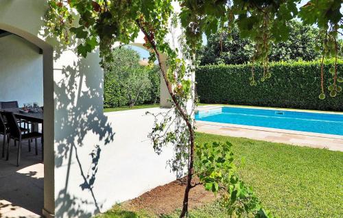 ein Haus mit einem Swimmingpool im Hof in der Unterkunft Villa Les Sapins in Moulès