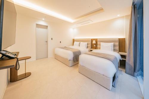 Postel nebo postele na pokoji v ubytování Haeilri Pool&SPA Hotel