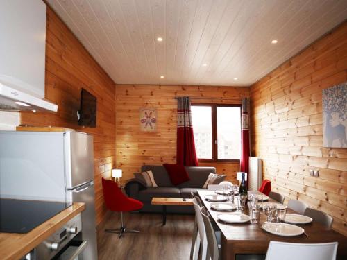 une cuisine et un salon avec une table et un canapé dans l'établissement Appartement spacieux pour 10 personnes en station, balcons, en face des pistes - FR-1-322-610, aux Orres