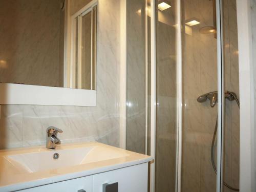 une salle de bain avec un lavabo et une douche dans l'établissement Appartement spacieux pour 10 personnes en station, balcons, en face des pistes - FR-1-322-610, aux Orres