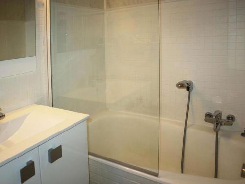 une salle de bain avec une douche, un lavabo et une baignoire dans l'établissement Studio cosy pour 2 en cœur de station aux Orres - FR-1-322-611, aux Orres