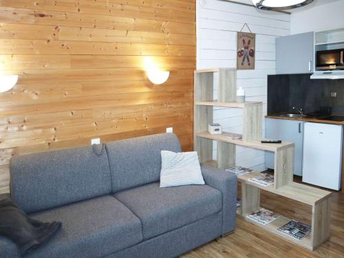 un salon avec un canapé et une télévision à écran plat dans l'établissement Studio cosy pour 2 en plein centre, Les Orres 1650 - FR-1-322-612, aux Orres