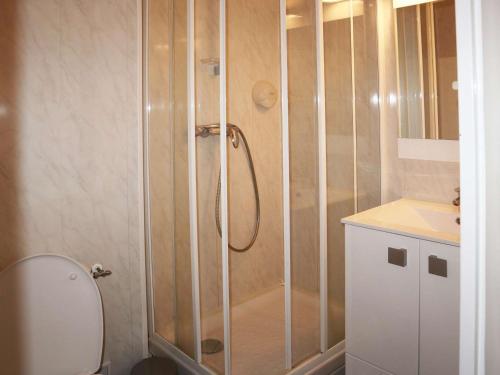 une cabine de douche dans une salle de bain avec toilettes dans l'établissement Studio cosy pour 2 en plein centre, Les Orres 1650 - FR-1-322-612, aux Orres