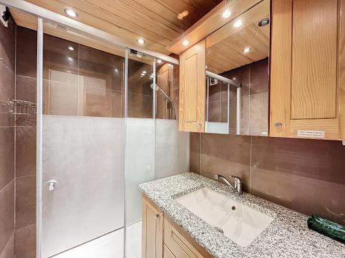 une salle de bain avec un lavabo et une douche dans l'établissement Appartement 3 pièces tout équipé avec balcon et box fermé, à 1,2 km du centre de Combloux - FR-1-560-141, à Combloux