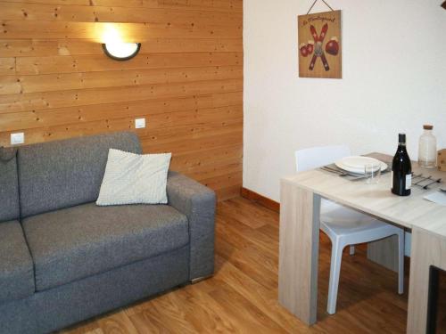 un salon avec un canapé et une table dans l'établissement Charmant studio 2 pers proche pistes - FR-1-322-614, aux Orres