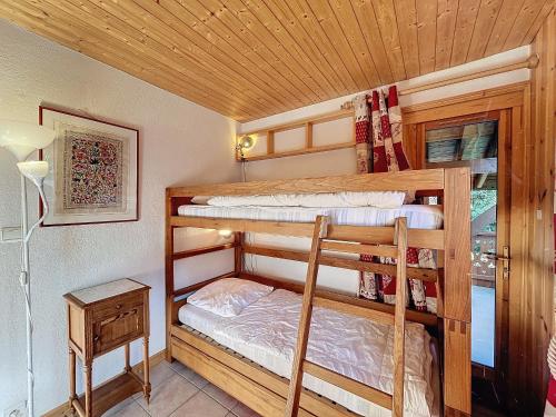 deux lits superposés dans une chambre avec fenêtre dans l'établissement Appartement 3 pièces tout équipé avec balcon et box fermé, à 1,2 km du centre de Combloux - FR-1-560-141, à Combloux