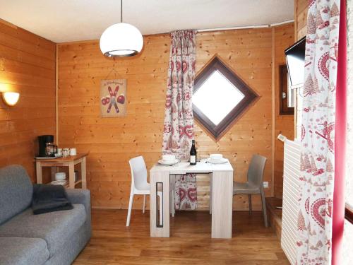 un salon avec une table et une fenêtre dans l'établissement Studio pour 2 au cœur des Orres 1650 avec balcon et box à skis - FR-1-322-615, aux Orres
