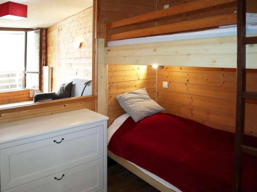 Cette chambre en bois comprend des lits superposés. dans l'établissement Studio 4 personnes au cœur des Orres 1650 - FR-1-322-617, aux Orres