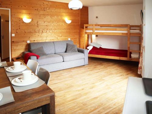 - un salon avec un canapé et des lits superposés dans l'établissement Studio 4 pers au pied des pistes - FR-1-322-625, aux Orres