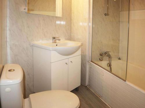 une salle de bain avec un lavabo, des toilettes et une douche dans l'établissement Studio 4 pers au pied des pistes - FR-1-322-625, aux Orres