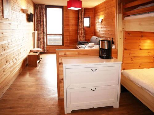 une chambre avec une commode blanche avec une cafetière dessus dans l'établissement Studio confortable pour 4 au cœur de Les Orres - FR-1-322-626, aux Orres