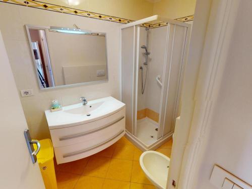 une salle de bain blanche avec un lavabo et une douche dans l'établissement Superbe 3P avec Terrasse, Plein Centre de Menton, Proche Mer et Commerces - FR-1-196-358, à Menton