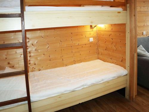 - un lit superposé dans une cabine avec une échelle dans l'établissement Studio cosy pour 4 personnes face aux pistes, balcon sud - FR-1-322-616, aux Orres