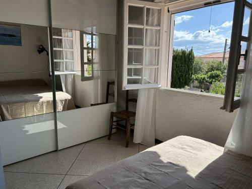 une chambre avec un lit et une fenêtre avec vue dans l'établissement Maison familiale 8 couchages avec terrasse, jardinet, à 500m de la plage - Saint Pierre la Mer - FR-1-229D-133, à Fleury