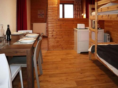 - une salle à manger avec une table et des lits superposés dans l'établissement Studio 4 pers avec vue sur vallée, animaux admis - FR-1-322-619, aux Orres