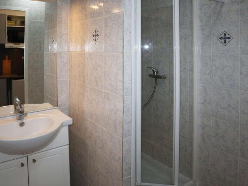 une salle de bain avec un lavabo et une douche dans l'établissement Studio 4 pers avec vue sur vallée, animaux admis - FR-1-322-619, aux Orres