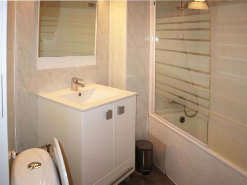 une salle de bain blanche avec un lavabo et une douche dans l'établissement Studio cosy pour 3 au cœur des Orres 1650, sur pistes, balcon Est, box ski - FR-1-322-620, aux Orres