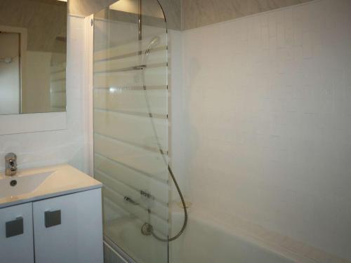 une salle de bain avec douche et lavabo dans l'établissement Studio confortable pour 2 en plein centre, Les Orres 1650 - FR-1-322-622, aux Orres