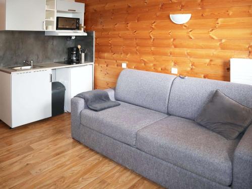 un salon avec un canapé et une cuisine dans l'établissement Studio cosy pour 2 en cœur de station aux Orres 1650 - FR-1-322-627, aux Orres