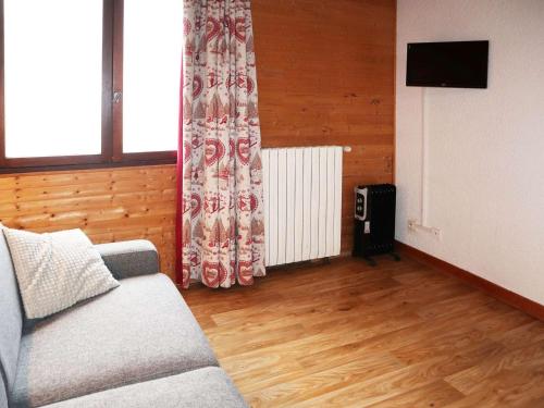 un salon avec un canapé et une télévision dans l'établissement Studio confortable pour 2 personnes au cœur des Orres 1650 - FR-1-322-608, aux Orres