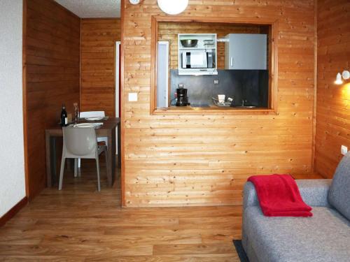 un salon avec un canapé et une cuisine avec une table dans l'établissement Studio confortable pour 2 personnes au cœur des Orres 1650 - FR-1-322-608, aux Orres