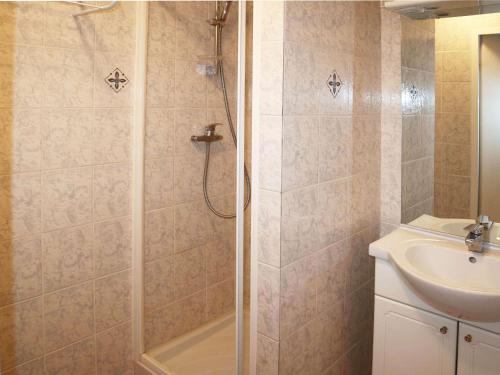 une salle de bain avec douche et lavabo dans l'établissement Studio confortable pour 2 personnes au cœur des Orres 1650 - FR-1-322-608, aux Orres