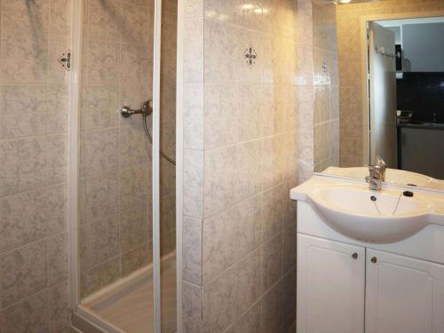 une salle de bain avec un lavabo et une douche dans l'établissement Studio cosy 4 pers, Les Orres 1650, skis aux pieds - FR-1-322-609, aux Orres