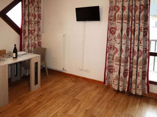 Cette chambre dispose d'un bureau et d'une télévision murale. dans l'établissement Studio pour 2 personnes face aux pistes - Les Orres - FR-1-322-618, aux Orres