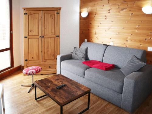 un salon avec un canapé et une table basse dans l'établissement Appartement cosy pour 8 au cœur des Orres 1650 - FR-1-322-624, aux Orres