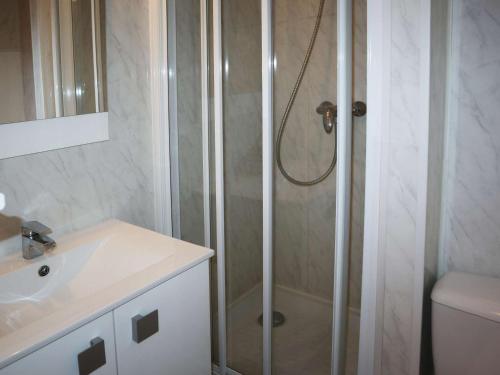 une salle de bain avec douche et lavabo dans l'établissement Appartement cosy pour 8 au cœur des Orres 1650 - FR-1-322-624, aux Orres