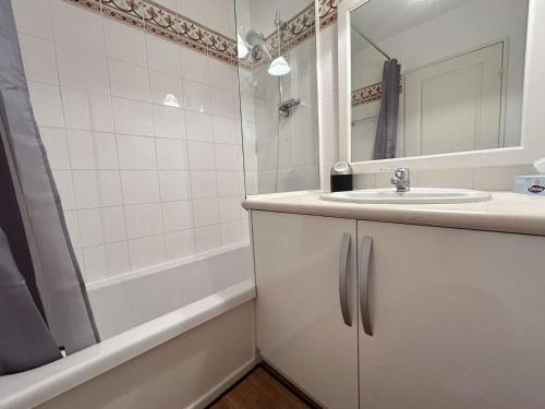 une salle de bain blanche avec un lavabo et une douche dans l'établissement Les Issambres 3 pièces, 4 pers, piscine, clim, parking - FR-1-226-548, à Roquebrune-sur Argens